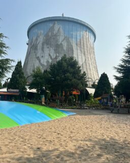 [NIEDERRHEIN]  Bist du schon einmal über einem Kühlturm im Kettenkarussell gekreist? Oder direkt neben einem Atomkraftwerk die Wasserbahn hinab gesaust? 
Das @wunderlandkalkar ist ein wirklich einzigartiger Freizeitpark - auf dem ehemaligen Gelände eines niemals in Betrieb genommenen (!) Kernkraftwerks direkt am Rheinufer.  Warum sich der Besuch meiner Meinung nach für Familien lohnt, besonders um erste Freizeitpark Erfahrungen zu sammeln?  🎠Klassische Fahrgeschäfte + extra Kinderbereiche
🎡einfacher Größen-Guide (<>130 cm) 🛝Spielplätze zum Austoben 🍟Verpflegungs-Flatrate (Pommes, Eis, Getränke) spart Schlepperei & Mental Load 🎠wenig Wartezeit 🎡faire Preise bei Online-Buchung 📸besonderes Ambiente als Fotokulisse  Einen ausführlichen Wunderland-Erfahrungsbericht findest du auf meinem Reiseblog www.familie-fernweh.de 📲  Folge @familie.fernweh für mehr Niederrhein-Ausflüge und Reise-Inspiration aus der ganzen Welt! 🌍   📍Griether Str. 110-120, Kalkar  #wunderlandkalkar #freizeitpark #ausflugmitkindern #niederrheinausflüge #niederrheinmitkindern #ausflugszielenrw #niederrhein #mikroauszeit #familienausflug #familiefernweh