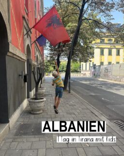 ALBANIEN 🇦🇱  12 Stunden Tirana mit Kindern. Lohnt sich der Abstecher in die Hauptstadt auf der Albanienrundreise?! Wir sagen: auf jeden Fall. Es gibt keine richtig gehypten Bucketlist Spots, aber die meisten Sehenswürdigkeiten sind fußläufig erreichbar. Außerdem sind die Vibes erfrischend jung, anpackend und innovativ. Das kulinarische Angebot ist großartig. Für einen Crashkurs „Land & Leute“ gibt es wahrscheinlich keinen besseren Start in den Albanienurlaub.  🔥Im Juli & August kann es RICHTIG heiß werden!  Meine Empfehlungen 🏡Wohnen: rund um die Rruga e Barrikadave 🍔Essen: @happybellly @te.fabrika @tartufshop 🤳Unternehmen: Skanderberg Platz, Uhrenturm, Pyramide, The Cloud, BunkArt 1/2  Stadtführung @tiranafreetour 🧑‍🧑‍🧒‍🧒Kids: Rinia Park Spielplatz, Dajti Adventure Park 
Mein ausführlicher Bericht mit allen Tipps &Links: ➡️ https://familie-fernweh.de/tirana-albaniens-hauptstadt-mit-kindern/   🙋🏻‍♀️Hi, ich bin Nora, 3-fach Mama vom Niederrhein und sammle auf @familie.fernweh ehrliche Reise- und Ausflugstipps ganz ohne Gapyear, Camper-Van & Co. Im Sommer 25 waren wir 2 Wochen in Albanien unterwegs. 🌍  #albanienrundreise #albanienurlaub #visitalbania #tirana #albanienmitkindern